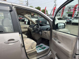 【運転席】運転席やその他のシートに座っていただき、エンジンをかけていただく事も可能です。