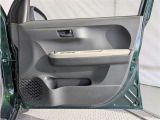運転席ドア内張はご覧の通り。ドアポケットの収納もバッチリです