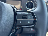 【クルーズコントロール】アクセル操作なしで一定速度を保つ機能。先行車との距離を自動調整する追従型が主流で、高速走行時の疲労を劇的に軽減します。長距離移動が多いお客様への商談では必須の快適装備です。