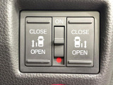 【両側スライドドア】駐車場で隣の車との間隔が狭く乗りにくい時、スライドドアなら安心!ドアオープン時も幅を取らず、開口部が広いので乗り降りがとっても簡単です。大きな荷物の出し入れも後席から可能♪