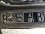 電動格納式ドアミラーのスイッチは運転席ドアにあります。