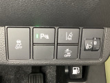 ハンドルの右側にはヘットライトリベライザーとHondaセンシング用のメインスイッチがついています。ヘッドライトリベライザーは道路状況や積荷の加重に応じてライトの高さを調節できます。