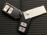 家族やパートナーと個別に持てるため、貸し借りの手間がなくスムーズに乗車できます。また、メインキーを自宅に置いたまま、もう一方をサブとして常に鞄に入れておけるため、持ち出し忘れを防げる点も便利です。