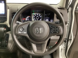 ハンドルにHondaセンシング系のクルーズコントロールやレーンキープアシストなどのスイッチと、オーディオの操作スイッチが装備されています。ハンドルから手を離さず安全に操作できます。