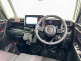 運転席まわりです。 各操作スイッチは使いやすい位置に配置されてます。