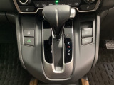 CVT車のセレクトレバーです。低速から高速まで、変速ショックのないスムーズな走りと、エンジン効率のよい領域を維持して燃費にも貢献します。サイドブレーキはスイッチ操作の電子制御パーキングブレーキです。