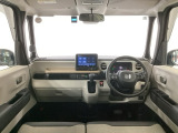 【前方視界】開放的な前方視界!運転がしやすく疲れにくいです♪窓が大きく、見通しがとっても良いおクルマですよ♪