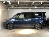 狭い駐車場でも、スライドドアならチャイルドシートへのお子さまの乗降や荷物の積載もスムーズ。とても便利な【両側電動スライドドア】ドアハンドを少し引くだけでリアドアが自動開閉します。