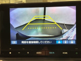 リバースギアに入れるだけで後方の表示へ切り替わります。夜間や雨の日の駐車も楽になりますよ。