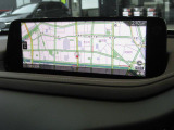 マツダコネクトの10.25インチワイドセンターディスプレイです。『Android Auto』『Apple CarPlay』や独自のコネクテッドサービスに対応したインターフェイスシステムです。