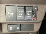 リアドアは乗り降りに便利な両側電動スライドドアです。また運転席に座っていながらスイッチ操作で自在にスライドドアを開け閉めできます。またHondaセンシング用のVSA解除スイッチも装備しています。