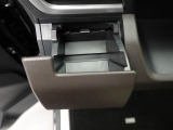 カップホルダーは運転席や助手席からちょうど手の届く位置です!!