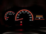 昼間でも見やすいオプティトロンメーターです。運転席前に配置し、フードを低く抑えることで運転中の視界の邪魔にならないので、視界も良好です!