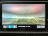 【バックカメラ】運転が苦手な方も車庫入れラクラクです!ギアをリバースに入れれば自動的に切り換わりますので、面倒な操作は不要です♪狭い駐車場もお車を傷つけず安心ですね!