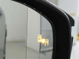 ブラインドスポットモニター装備。隣車線を走る車両を検知。ドアミラーでは確認しにくい後、側方エリアに存在する車両や急接近してくる車両も検知しドアミラーに搭載されたLEDインジケーターが点灯します。