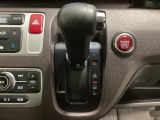 CVT車のセレクトレバーです。低速から高速まで、変速ショックのないスムーズな走りを実現するとともに、エンジン効率のよい領域を維持することで燃費にも貢献します。