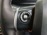 ステアリングには運転中でも簡単に操作できる各種スイッチついてます