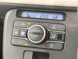 【オートエアコン】一度お好みの温度に設定すれば、車内の温度を検知し風量や温度を自動で調整。暑い&hellip;寒い&hellip;と何度もスイッチ操作をする必要はありません。快適な車内空間には必須の機能ですね♪