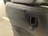 ちょっとした荷物が掛けられて便利なコンビニフック付です。