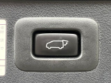 【パワーバックドア】スマートキーや運転席のボタンを押すだけでリアゲートが自動で開閉します!荷物を持っている時や、高い位置にあるバックドアを閉める際に便利な機能です♪