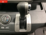 CVT車のセレクトレバーです。低速から高速まで、変速ショックのないスムーズな走りを実現するとともに、エンジン効率のよい領域を維持することで燃費にも貢献します。