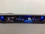 デジタル表示のスピードメーターとタコメーターを大きく配した見やすいメーター部になっています。左側のインフォメーション画面でオドメーターや燃費などの情報を確認できます。
