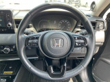 【ハンドル】運転にかかわる様々な操作を安全に行えるように視点移動が少なく、操作性に配慮されたスイッチ類が凝縮されたコックピット。