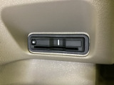 ハンドルの左下にETCがついています。高速道路の料金所の通過も楽々です。 カードの取り出しもしやすい場所についています。