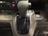 CVT車のセレクトレバーです。低速から高速まで、変速ショックのないスムーズな走りと、エンジン効率のよい領域を維持して燃費にも貢献します。サイドブレーキはスイッチ操作の電子制御パーキングブレーキです。
