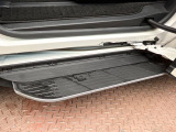 【電動サイドステップ】ドアを開けると自動でステップが出てくれるので、車高が高くても無理なく乗り降りできます。お子様やご年配の方にも安心で使わない時は収納され見た目もすっきりします♪