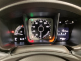 スピードメーターとタコメーターを大きく配した見やすいメーター部になっています。右側のインフォメーション画面でオドメーターや燃費などの情報を確認できます。