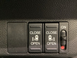 リアドアは乗り降りに便利な両側電動スライドドアです。また運転席に座っていながらスイッチ操作で自在にスライドドアを開け閉めできます。