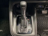 「e:HEV」は、モーター走行を中心にしながら電気エネルギーやエンジン動力を最も効率よく使い分けることができる賢いハイブリッドシステムです。サイドブレーキはスイッチ操作の電子制御パーキングブレーキです
