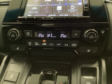 運転席・助手席、それぞれで温度調節が可能なオートエアコンです。シートヒーター付きなので、寒い日も快適です。