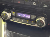 【オートエアコン】一度お好みの温度に設定すれば、車内の温度を検知し風量や温度を自動で調整。暑い&hellip;寒い&hellip;と何度もスイッチ操作をする必要はありません。快適な車内空間には必須の機能ですね♪