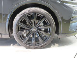 純正のアルミホイール装着車です。タイヤサイズは225/45R21です。