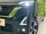 【LEDヘッドライト】悪天候や夜間走行時も良好な視界を確保し安心して運転できる高輝度LEDヘッドライトを装備!点灯速度が早く、消費電力も抑えられています。