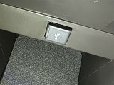 充電用USB端子付き。スマートフォンなどの充電に便利です。