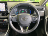 【純正革巻きステアリング】上質な革を使用することで、手にしっかり馴染みとても運転しやすいハンドルです♪