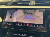 ●サラウンドビューカメラ『車両の4つのカメラから得た映像を合成し、上空から眺めているような映像をモニターに映し出します。車両周辺の歩行者や障害物などの発見に役立ちます。』