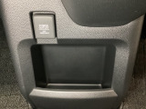 アクセサリーソケットはUSBのアダプターなどをつければ、スマホの充電にも使えます。周辺には物が置けるボックスがついています。