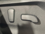【パワーシート(電動シート)】シートを電動で、前後にスライドまたは上下の高さなどを調整することができます!細かい操作もスイッチ一つでできるので、とても便利です!