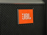 【JBLサウンドシステム】メーカーオプションの高品位サウンドシステムを搭載。専用のチューニングが施された大小様々なスピーカーから良質なサウンドが奏でられ、臨場感あふれる音響空間を演出します。