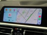 【アップルカープレイ】iPhoneがBMW車両とワイヤレスで接続されます。Apple CarPlayでは、オーディオストリーミングやメッセージングアプリがディスプレイに表示されます。