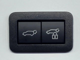 【パワーバックドア】スマートキーや運転席のボタンを押すだけでリアゲートが自動で開閉します!荷物を持っている時や、高い位置にあるバックドアを閉める際に便利な機能です♪