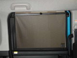 セカンドシートの窓ガラスには日よけのシェードを装備しています。強い日差しのカットに、プライバシー対策としても重宝します。