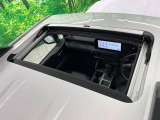 【サンルーフ】開放感たっぷりの希少装備、サンルーフが装着されています!車内に明かりを取り入れたり景色を楽しむ以外にも、車内の空気も簡単に換気できて快適です!
