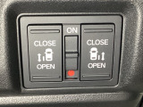 リアドアは乗り降りに便利な両側電動スライドドアです。また運転席に座っていながらスイッチ操作で自在にスライドドアを開け閉めできます。