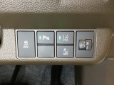 ハンドルの右側にはヘットライトリベライザーとHondaセンシング用のメインスイッチがついています。ヘッドライトリベライザーは道路状況や積荷の加重に応じてライトの高さを調節できます。