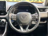 インテリアに合わせたデザインのステアリングは、運転される方のことも考え、運転しやすい形状、大きさです。是非一度、実際に触ってお確かめください。